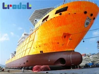 Корабель запускає морську гумову подушку безпеки